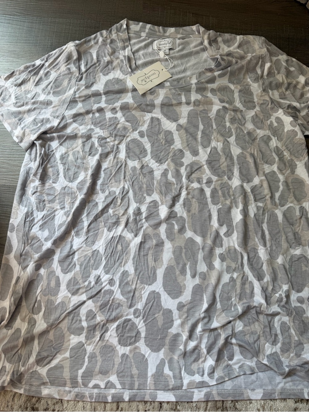 Women’s Short Sleeve Tee in Light Gray Animal Print - mud pie size medium NWT
